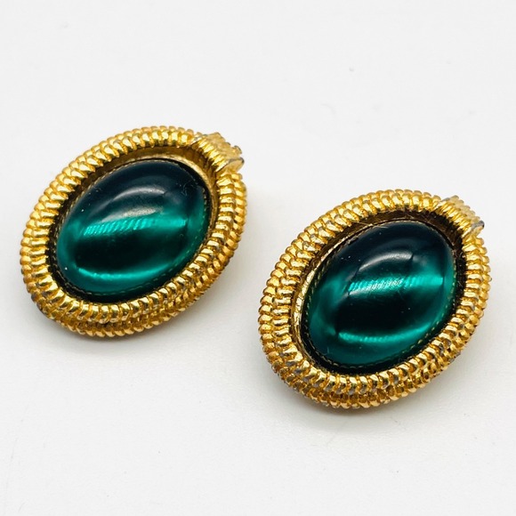 Unbranded Jewelry - Clip On Earrings Green Faux Emerald Cabochon Gold Tone Textured